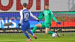 Luka Tankulic (l.) vom SV Meppen erzielt im Spiel gegen den FC Ingolstadt das 1:0 