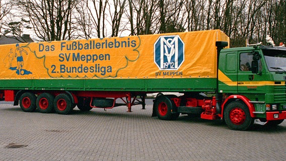 Schriftzug auf einem LKW nach dem Zweitliga-Aufstieg des SV Meppen © imago sportfotodienst Foto: imago sportfotodienst