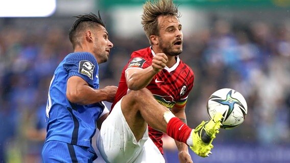 Meppens Luka Tankulic (l.) gegen Sandrino Braun-Schumacher vom SC Freiburg II © imago images/Werner Scholz 