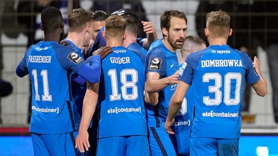 Torjubel bei den Meppener Fußballern. © IMAGO / Werner Scholz 