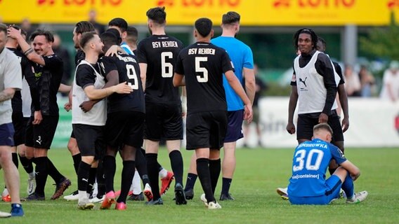 Jubel beim BSV Rehden, Enttäuschung beim SV Meppen © IMAGO / Werner Scholz 