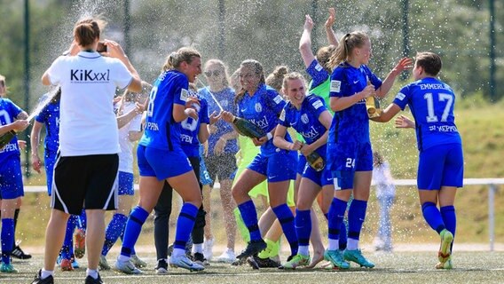 Jubel bei den Fußballerinnen des SV Meppen © IMAGO / Tobias Jenatschek 