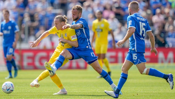 Christoph Hemlein (M.) vom SV Meppen kämpft um den Ball © IMAGO/Werner Scholz 