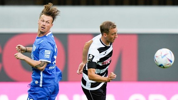 Marvin Pourie (l.) vom SV Meppen im Spiel beim SC Verl in Aktion © IMAGO / Werner Scholz Foto: Werner Scholz