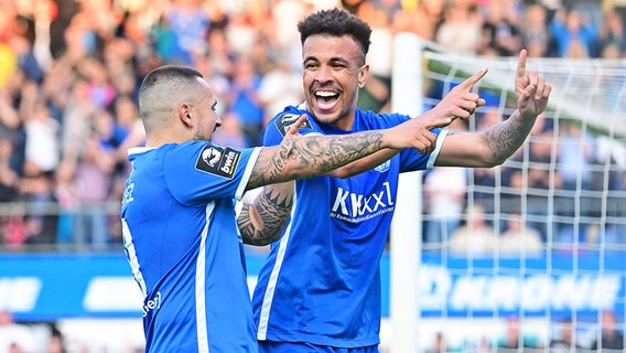 Jubel bei Marcos Alvarez und Bruno Soares (v.l.) vom SV Meppen © IMAGO / kolbert-press 