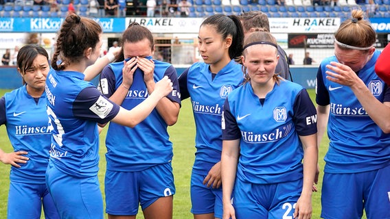 Frust bei den Fußballerinnen des SV Meppen nach dem knapp verpassten Aufstieg am letzten Spieltag © IMAGO / Werner Scholz 