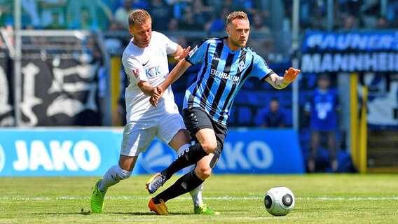 Meppens David Vrzogic (l.) und Mannheims Ali Ibrahimaj beim Zweikampf © imago/Nordphoto 