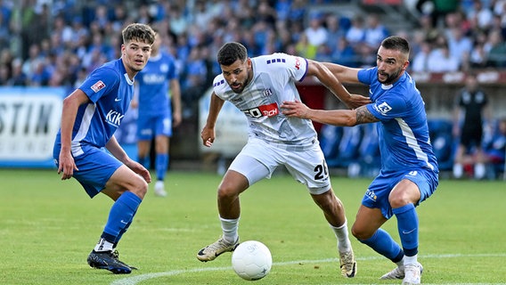 Spielszene SV Meppen (blau) gegen den VfL Osnabrück © picture alliance / osnapix 