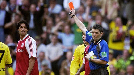 Schiedsrichter Markus Merk (r.) zeigt Bayern Münchens Michael Ballack eine Rote Karte. © IMAGO / Werek 