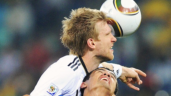 Per Mertesacker gewinnt das Kopfballduell. © dpa 
