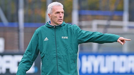 Coach Ernst Middendorp beim FIFA-Trainer-Workshop © IMAGO / ULMER Pressebildagentur 
