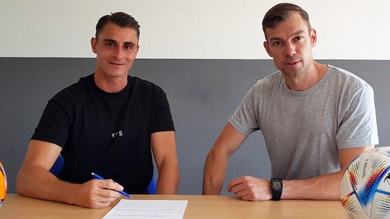 Keeper Sebastian Mielitz (l.) und Sebastian Schachten, Sportlicher Leiter des VfB Oldenburg © VfB Oldenburg 