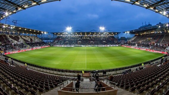 Blick ins Millerntor-Stadion des FC St. Pauli © imago images/Steffen Kuttner 