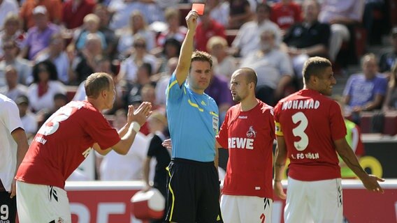 Youssef Mohamad (r.) vom 1. FC Köln sieht nach wenigen Sekunden die Rote Karte. © IMAGO / Kosecki 