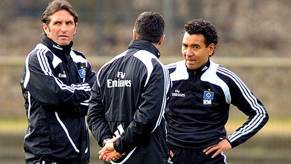 Der neue HSV-Coach Ricardo Moniz (r.) und Hamburgs Ex-Trainer Bruno Labbadia (l.) © dpa 