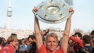 Bayerns Norbert Nachtweih präsentiert 1986 die Meisterschale. © Imago Images 