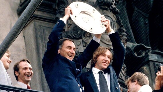Trainer Branco Zebec (l.) und Manager Günter Netzer feiern die Meisterschaft des HSV 1979 © Witters Foto: Wilfried Witters