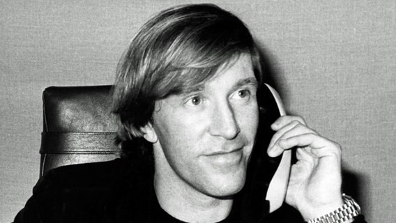 Günther Netzer am Telefon © dpa Foto: dpa