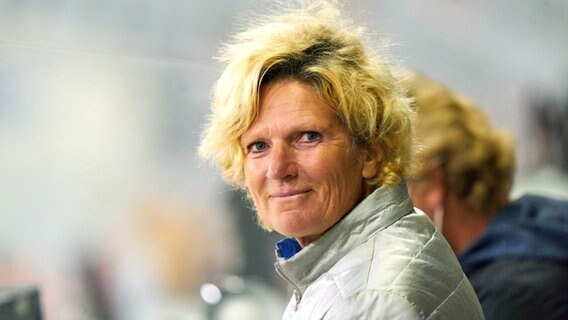 Fußball-Kommentatorin Claudia Neumann im Stadion © IMAGO / ActionPictures 
