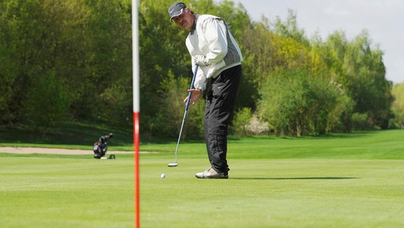 Peter Neururer beim Golfen © picture alliance / augenklick/firo Sportphoto 