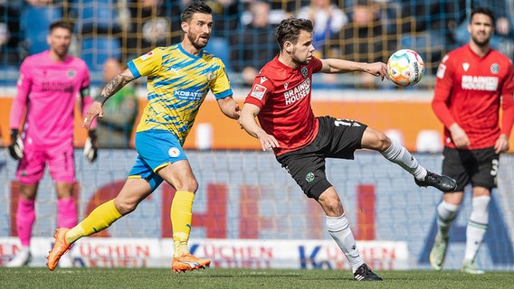 Braunschweigs Robin Krauße (l.) im Duell mit Hannovers Louis Schaub © picture alliance / DPA 