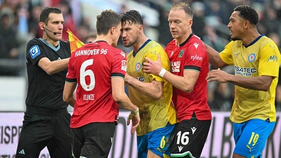 Rudelbildung beim Spiel Hannover 96 tegen Eintracht Braunschweig © picture alliantie / osnapix 