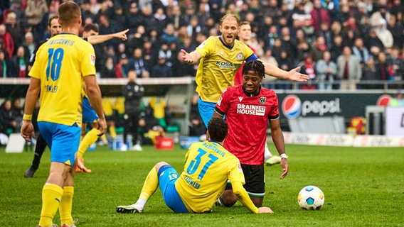 Hannover 96 - Eintracht Braunschweig: Zweikampf zwischen Bright Arrey-Mbi (Hannover 96 04) und Fabio Kaufmann (Eintracht Braunschweig, 37) endet
mit Auseinandersetzung. © imago / Eibner 