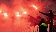 Fußball-Anhänger zünden beim Spiel Hannover gegen Braunschweig am 5. November 2023 Pyrotechnik im Stadion. © picture alliance/dpa Foto: Axel Heimken