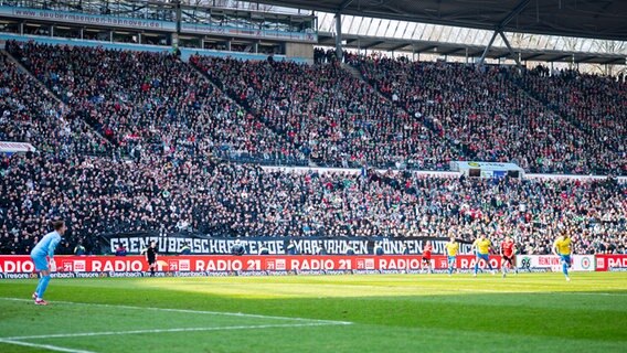 Zuschauer beim Niedersachsenderby zwischen Hannover 96 und Eintracht Braunschweig © IMAGO / Noah Wedel 