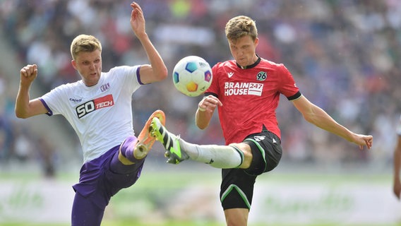 Osnabrücks Lukas Kunze (l.) im Zweikampf gegen Hannovers Fabian Kunze © IMAGO / osnapix 