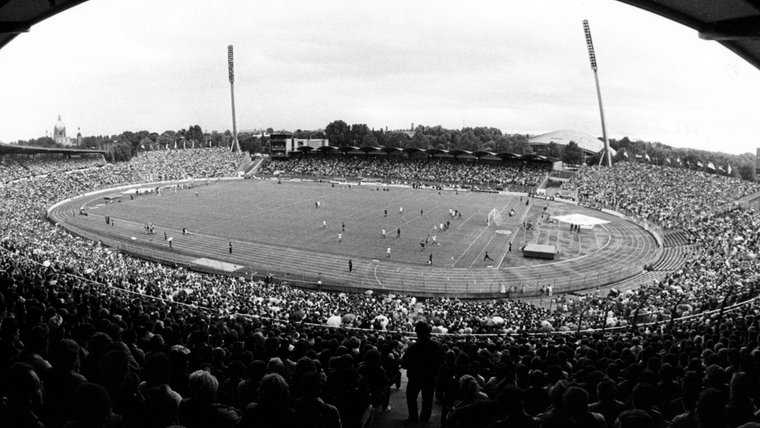 Das Niedersachenstadion in Hannover während des Fußball-Bundesligaspiels zwischen Hannover 96 und Werder Bremen am 1. August 1987. © picture alliance Foto: Frank Mächler