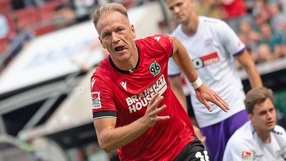 Havard Nielsen von Hannover 96 bejubelt sein Tor zum 1:0 gegen den VfL Osnabrück © picture alliance/dpa | Swen Pförtner 