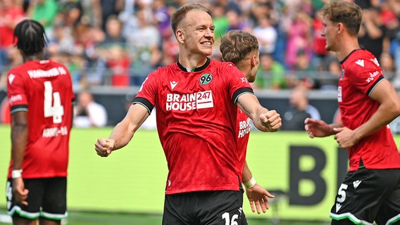 Havard Nielsen von Hannover 96 bejubelt sein Tor zum 1:0 gegen den VfL Osnabrück © picture alliance/dpa | Swen Pförtner 