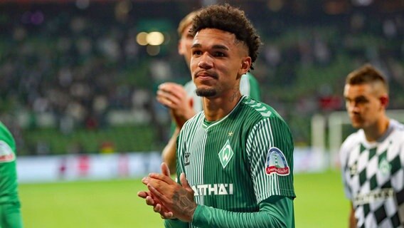 Justin Njinmah von Werder Bremen jubelt mit Blick auf die Fans © IMAGO/Jan Huebner Foto: Michael Taeger