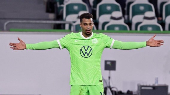 Lukas Nmecha vom VfL Wolfsburg breitet die Arme aus. © IMAGO / Hübner 