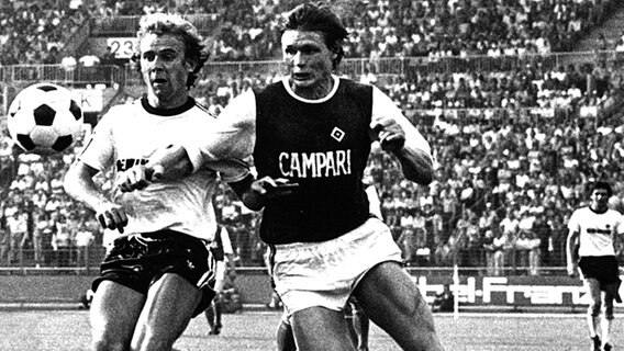 DFB-Pokalfinale 1974: HSV-Profi Peter Nogly (r.) im Zweikampf mit Frankfurts Bernd Hölzenbein © picture-alliance / dpa 