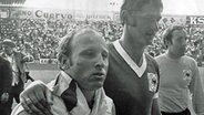 HSV-Stürmer Uwe Seeler (l.) und Werder Bremens Max Lorenz (M.) am 10.6.1970 bei der WM in Mexiko. © picture-alliance / dpa 