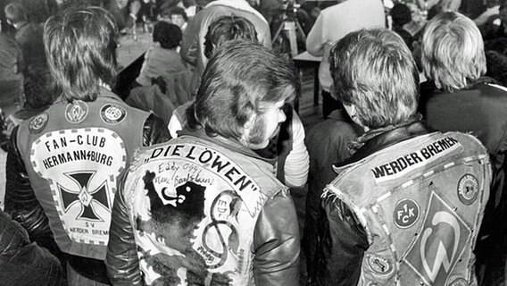 18. Januar 1983: Treffen der Fan-Clubs des HSV und Werder nach dem Tod eines Bremer-Anhängers  in Scheeßel © picture-alliance/ dpa 