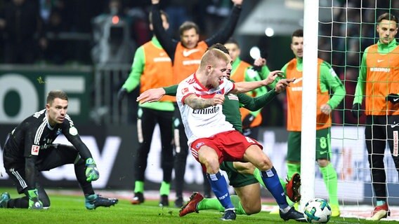 Hamburgs Rick vab Drongelen erzielt gegen Werder Bremen ein Eigentor. © Witters 