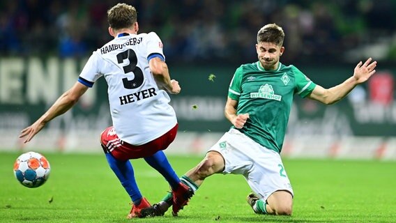 Moritz Heyer vom HSV (l.) und Romano Schmid von Werder Bremen im Kampf um den Ball © Witters 
