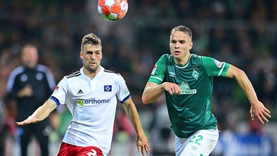 Jonas Meffert vom HSV (l.) und Bremens Niklas Schmidt im Zweikampf © Witters 