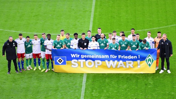 Die Teams des HSV und von Werder Bremen setzen vor dem Derby ein Zeichen für den Frieden © Witters 