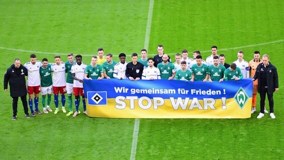 Die Teams des HSV und von Werder Bremen setzen vor dem Derby ein Zeichen für den Frieden © Witters 