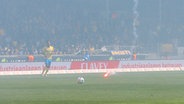 Eintracht Braunschweig gegen Hannover 96: Eine Rakete landet auf dem Spielfeld © imago images Foto: Jan Huebner