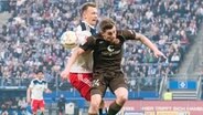 Hamburger SV - FC St. Pauli, Volksparkstadion (Hamburg), 21.04.2023, 29. Spieltag /// Sebastian Schonlau ( 4, HSV, Teamkapitän), Connor Metcalfe ( 24, FCSP) © Imago images 