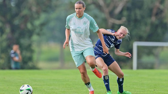 Larissa Mühlhaus (l.) von Werder Bremen im Duell mit Sophie Profe vom Hamburger SV © IMAGO / foto2press 