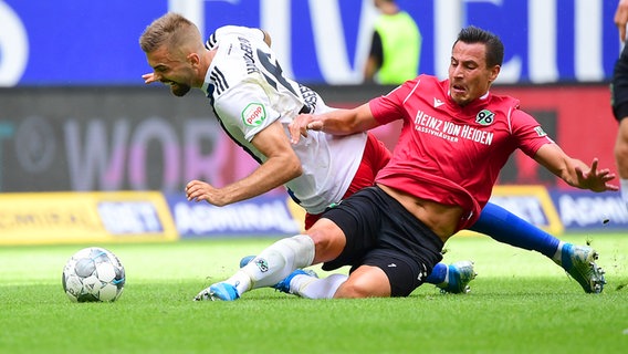 HSV-Stürmer Lukas Hinterseer (l.) im Zweikampf mit dem Hannoveraner Edgar Prib © Witters Foto: Valeria Witters