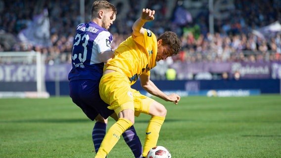 Osnabrücks David Blacha (l.) im Zweikampf mit dem Braunschweiger Bejamin Kessel © imago images / Revierfoto 