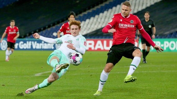 Werder Bremens Josh Sargent (l.) im Duell mit Marcel Franke von Hannover 96 © picture alliance/dpa Foto: Ronny Hartmann