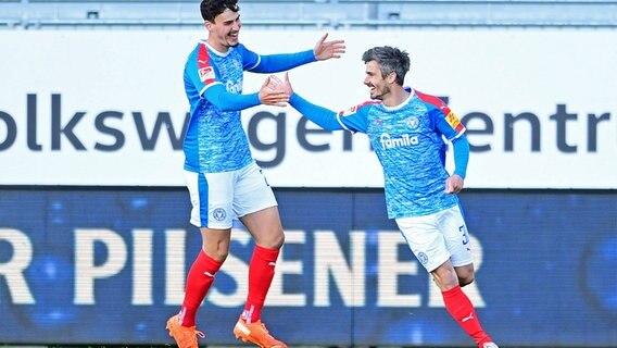 Die Kieler Janni Serra (l.) und Fin Bartels freuen sich über ein Tor gegen den FC St. Pauli. © Witters 